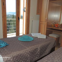 100 Giorgos Side 2 twin bedroom with built-in dressing table and wardrobes.