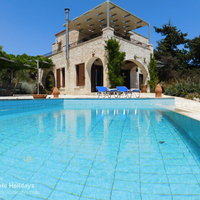 06 The Buoys Villa, pool and outside dining area.